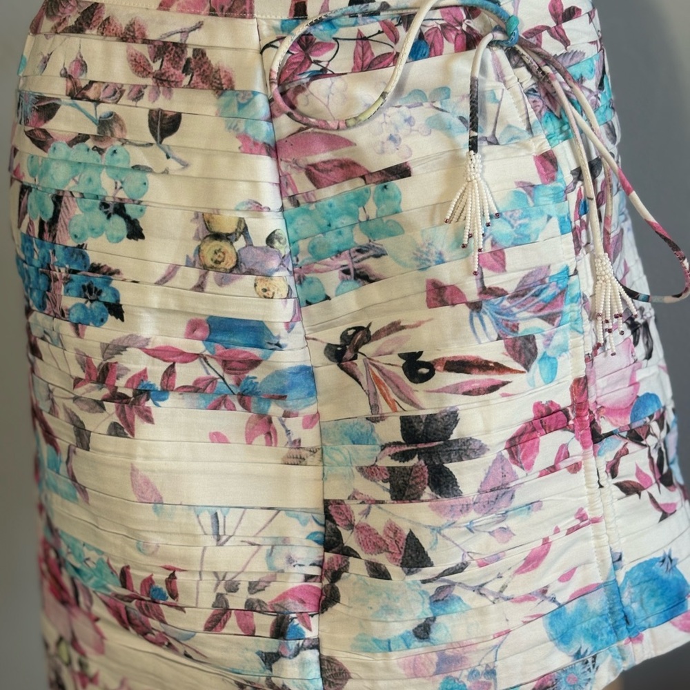 Revolve Rocco Sand Blue, White and Pink Floral Pleated Mini Skirt Size Medium